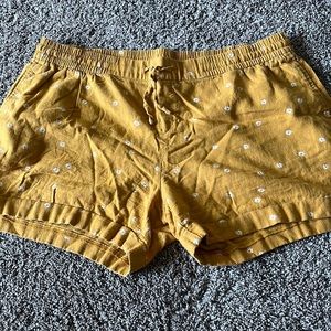 Old Navy linen blend shorts size XL, mustard color with white flowers